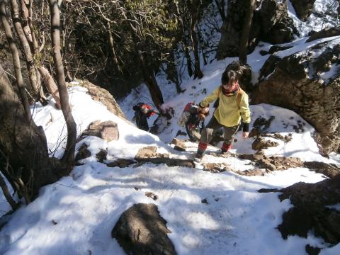 大岳山の山頂直下の急登。雪に慣れていない人はアイゼンがあると心強いかも（特に下りにおいて）