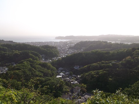 衣張山からのぞむ由比ガ浜～稲村ガ崎方面