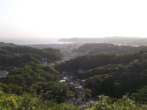 衣張山からのぞむ由比ガ浜～稲村ガ崎方面