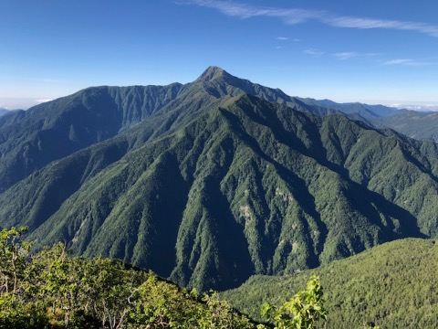 北岳　山肌の深い谷の連なりが、なんとも素晴らしい