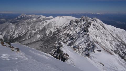 これから向かう横岳~硫黄岳の険路
