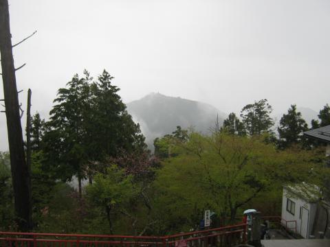 御嶽神社よりこれから向かう日の出山をのぞむ