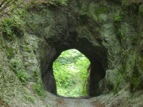 素掘りのトンネル