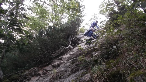 駒津峰から一旦急降下