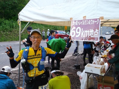 激坂を這い上り、６９キロ地点の大門峠に１７時に到着。しかしこの後も標高差３００m以上の登りとアップダウンが最後まで続く。でも何とか完走できそうだ