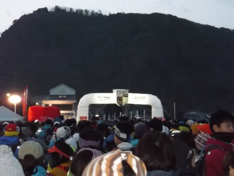 レース当日　松崎港　寒さに震えるが今日は雨は大丈夫そう。予報が見事に外れた。雨男、湘南オヤジ、そのためかパワーダウン