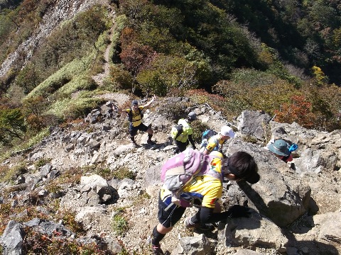 ３人から６人パーティーになり丹沢山へまだまだ険しいアップダウンは続く