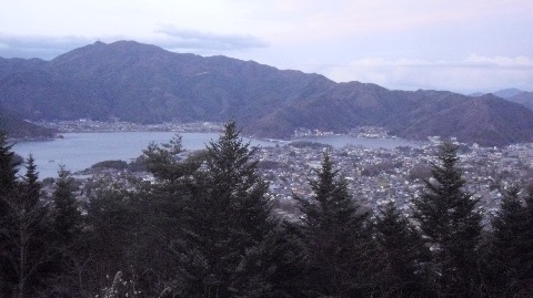 足和田山の下から河口湖町