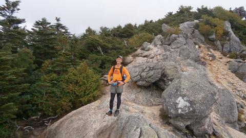 やっと稜線に　のぶたんさん実に３８年ぶり、学生時代以来の金峰山だという