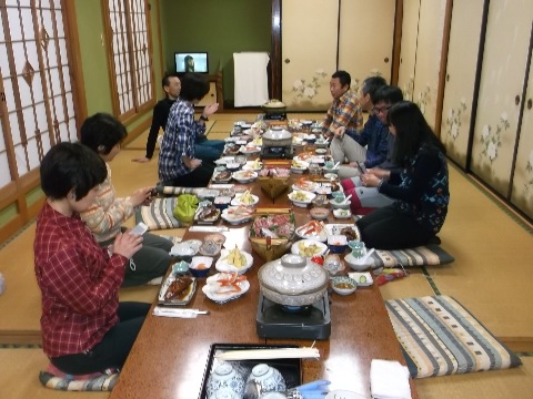 前泊した民宿での前夜祭　豪華な磯料理が並ぶ。とのさんのご友人の仙台からいらしたメンバーとも初顔合わせ。　総勢１０名　明日のことを考えなければ、呑めや、歌えやの大宴会になったであろうに