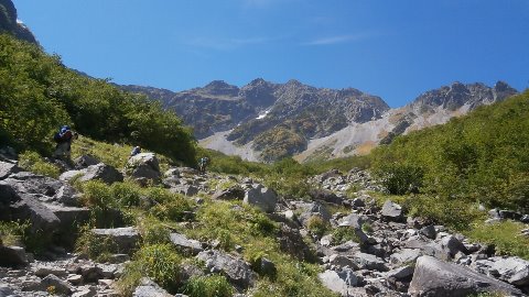 涸沢に入ると奥穂高の姿が紅葉はまだチラホラ　10月上旬になるとこのあたりから目もくらむような鮮やかな紅葉が。