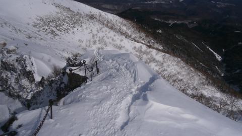 横岳山頂直下の急峻の下り 両側とも切れ落ちている