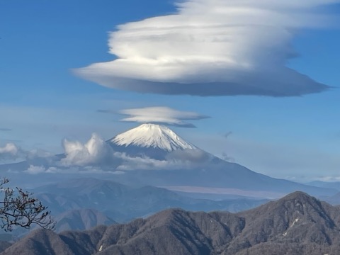 笠雲が二重三重にも