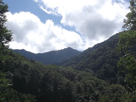 下りきった武尊神社から剣ヶ峰を振り返る