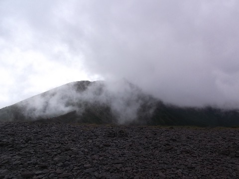 下山しようとしたその瞬間　魔法のようにガスが切れ始め、縦走予定であった横岳方面が見え隠れする