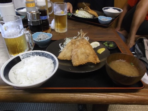 逗子小坪の食堂のアジフライ定食を肴に乾杯