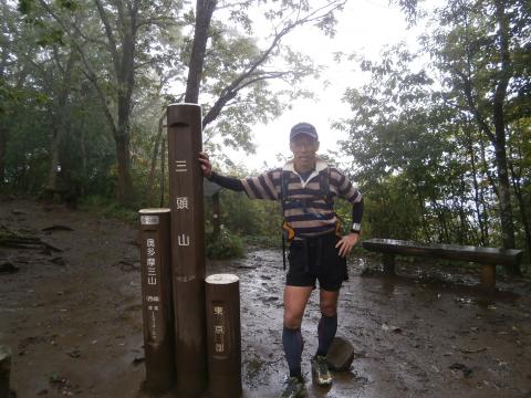 ハセツネの最高地点　三頭山　視界ゼロ　もう全身ビショビショ　でも思ったほど寒く感じなかったので、横着して雨具は付けず（結局最後まで付けないまま）