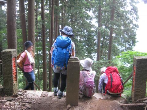 下社の手前、無事下山。
みんないいザック持っているな～
グレゴリー、ノースフエース・・・。