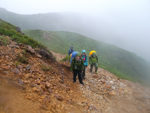 硫黄岳山頂直下　強い雨と雷が・・（恐）