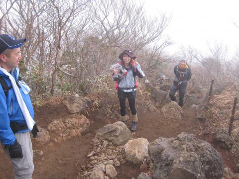 金時山の登りでK嬢
華奢な体に似合わず結構タフ
それを見守るオヤジたち