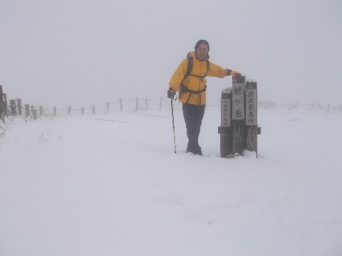 無人の蛭ヶ岳山頂（神奈川県最高峰）　しかしあまりの寒さで早々にに退散。