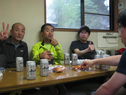 中川温泉「ブナの湯」で一浴後
バスを待つ間、待望の「泡」で乾杯
山中ではぐっとこらえていたので
うまさは格別！