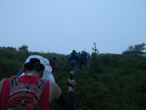 強い雨の中　いきなり３キロで標高差４００mを登りきる。展望は殆どのぞめず。雨の中黙々と皆登りきる。