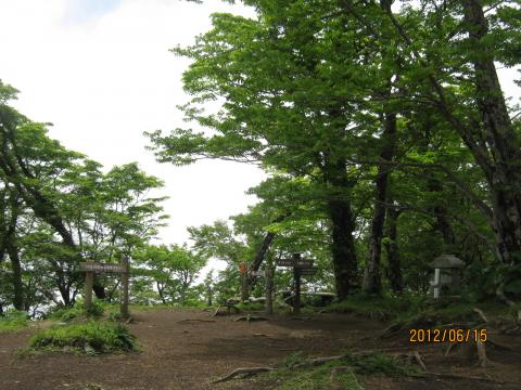 展望はあまりないが、落ち着いた佇まいが素晴らしい、少し降りたところから富士の大展望がのぞめる。