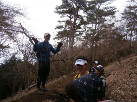 RORYさん　４キロ地点で時間切れ下山　物足りなさそう　下山後は結局渋沢駅まで突っ走ってしまったという。