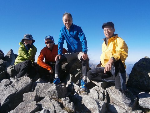 涸沢岳山頂でくつろぐ　もう下りたくないよ～ビール持ってくればよかった～