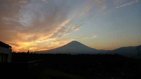 立ち寄った足柄温泉から夕映えの富士　この後雲が見事に染まり絶景が　浴室の大きな窓からゆったりと眺められ　至福の時。この温泉ちょっとアクセスは悪いけど穴場