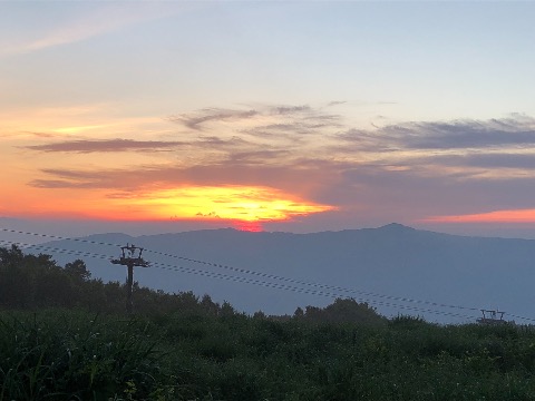 耐えに耐えて、残り10キロ地点。斑尾方面に沈む夕陽。このあとはナイトトレイル