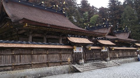 厳かな佇まいの熊野大社　本宮