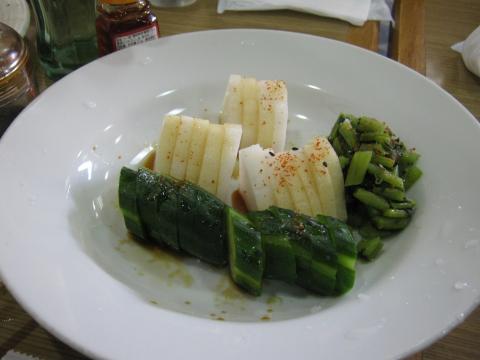 駅前食堂のおかみさん手作りの漬物（サービス）
どんどん、ビールが進む。
こんなうまい漬物出されたら、ただで済むはずないです。
正に商売上手。