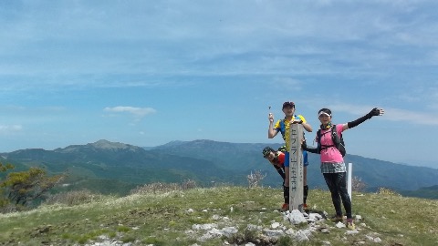 ゼブラ山山頂〜ここでコーヒーでも沸かして一息入れたい・・がしかし、それは許されず八島湿原に降りる