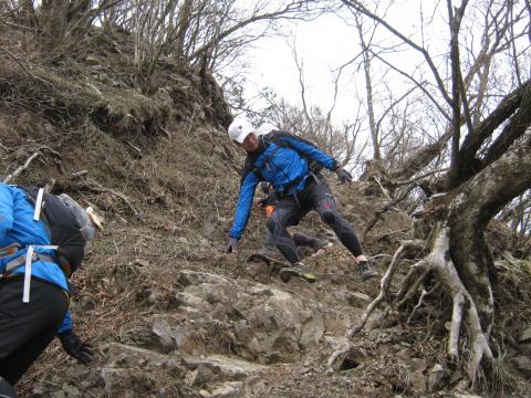 颯爽と鎖場を下降する
荒川コヤジさん
格好いい！