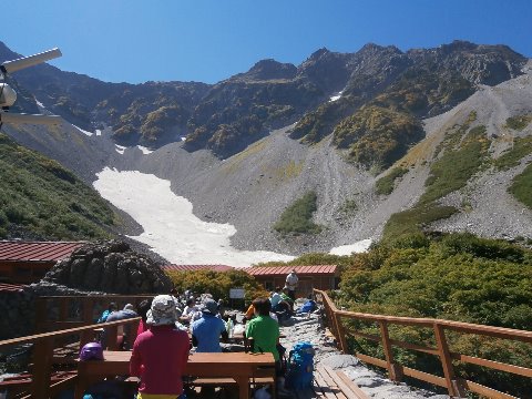 バックにはこれから登頂予定の奥穂高が聳える。標高差900mくらい。ビールでも飲んでまったりと過ごしたいメンバーもいただろうが血も涙もない冷血湘南オヤジは30分足らずで出発命令