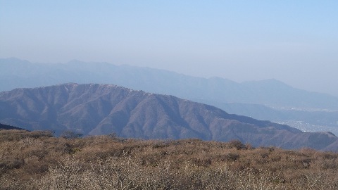 箱根外輪山　奥は丹沢の山並