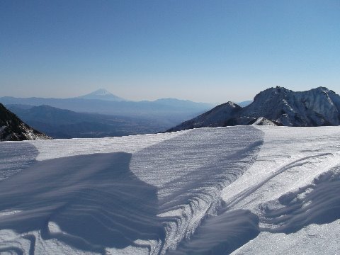 シュカブラ(雪紋）と権現岳　　富士山