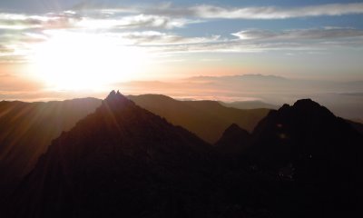 山頂でのご来光には間に合わなかったが、朝の景観は素晴らしい！