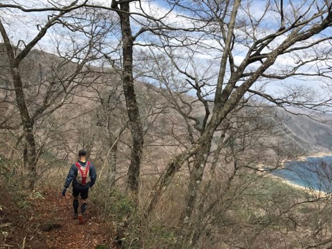 端足峠を本栖湖に向かって降りる