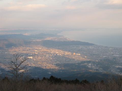湘南海岸。天気がさらに良ければ房総半島まで望める。