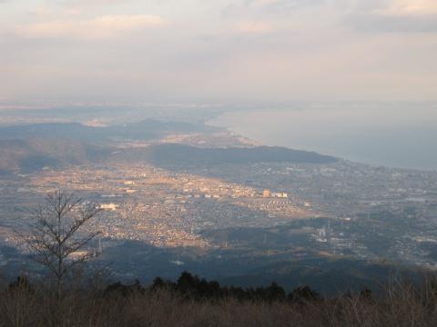 湘南海岸。天気がさらに良ければ房総半島まで望める。