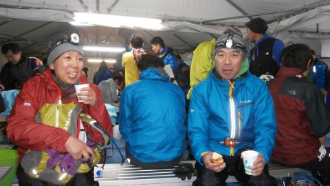 深夜０時近く、山中湖きららに無事到着　遠方からの参加のためレース前日からあまり眠れていなかったというお二人。時々幻覚に悩まされながら進んでいるという。