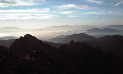 これから向かう前穂高岳方面　遠方の山は左から八ヶ岳～富士山～南アルプス