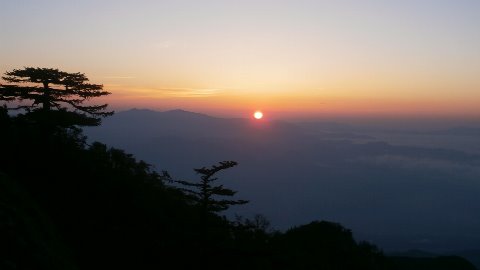 翌朝は４時２０分スタート　途中標高2600mあたりで
御来光！