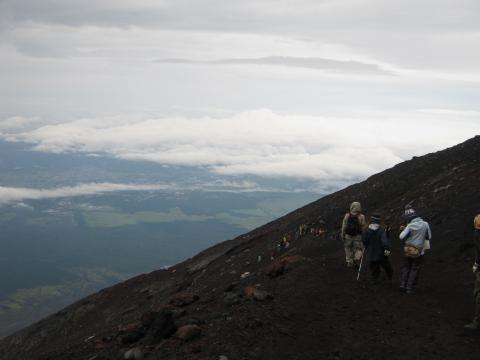 強風のため、お鉢回りは諦め下山。再び視界が開ける。