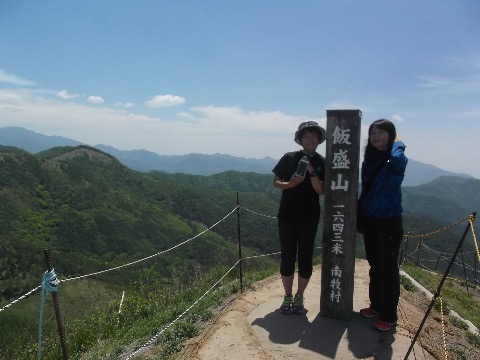 ４０分ほどで山頂。この辺りレンゲツツジの時期がオススメ