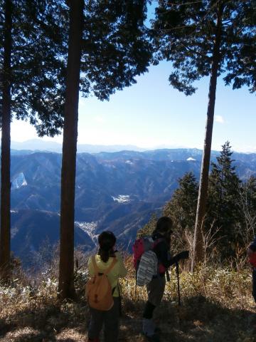 奥多摩の集落を見下ろす