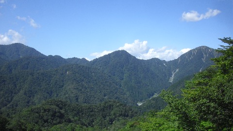 鍋割山からユーシンに下る　檜洞丸から蛭ケ岳にかけてよく見える